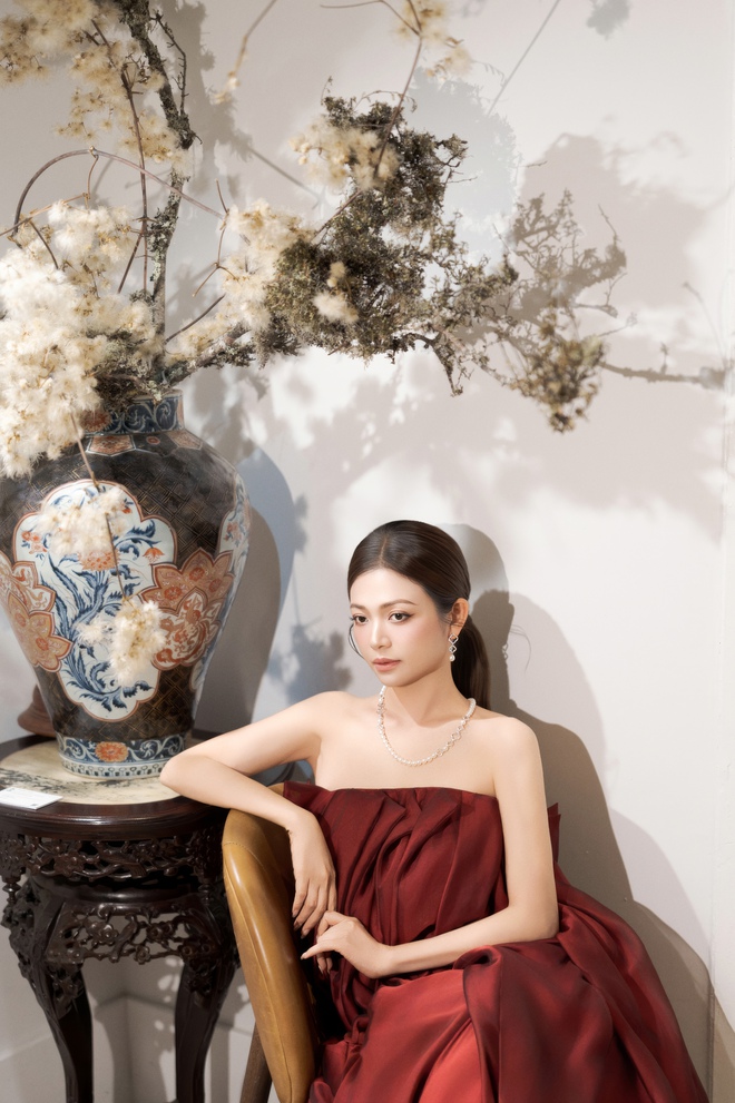 Kiều Anh và những thước lụa kể câu chuyện của một người phụ nữ đủ 