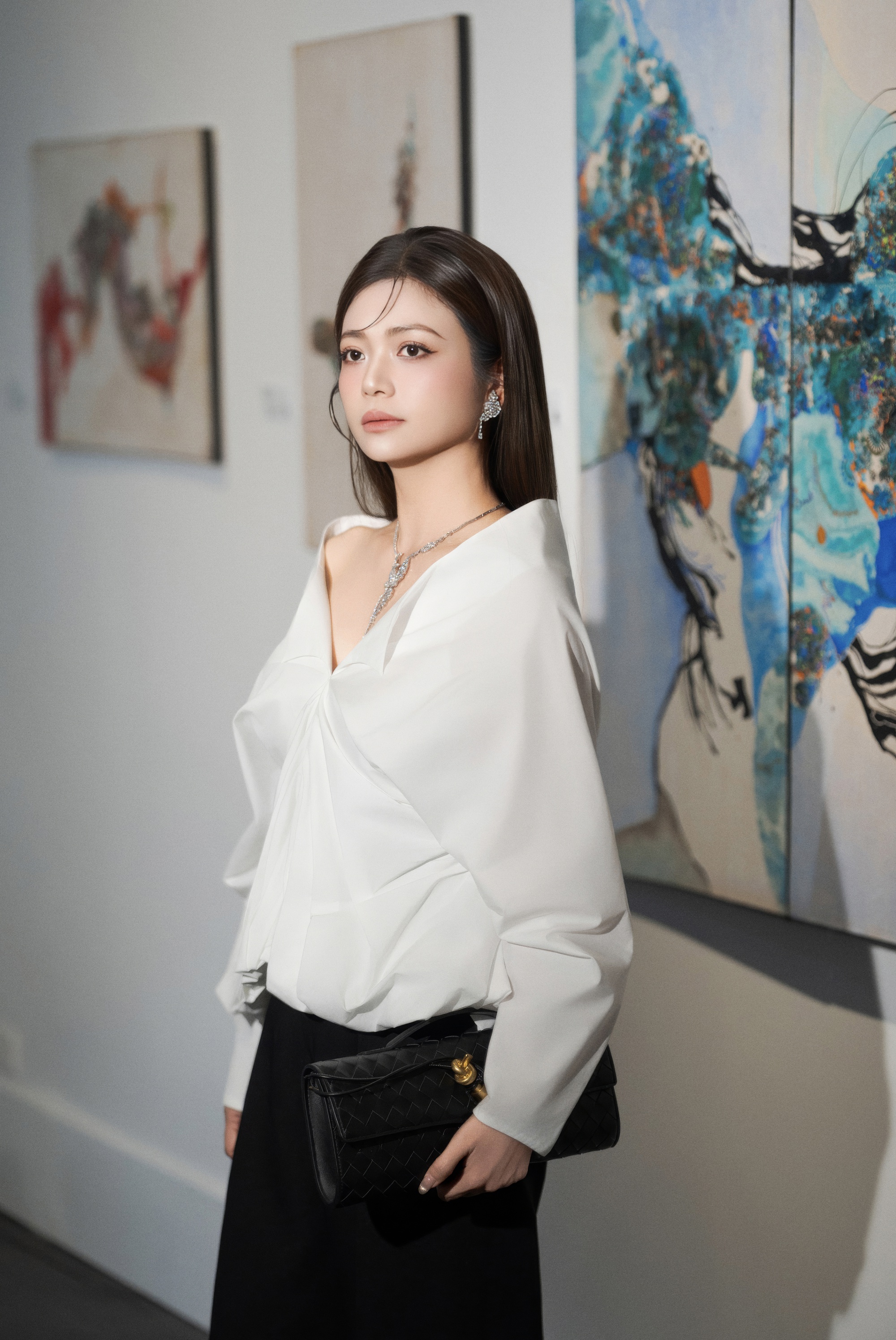 Kiều Anh và những thước lụa kể câu chuyện của một người phụ nữ đủ 