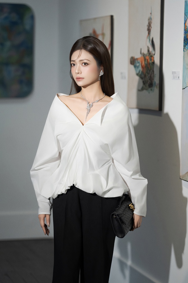 Kiều Anh và những thước lụa kể câu chuyện của một người phụ nữ đủ 