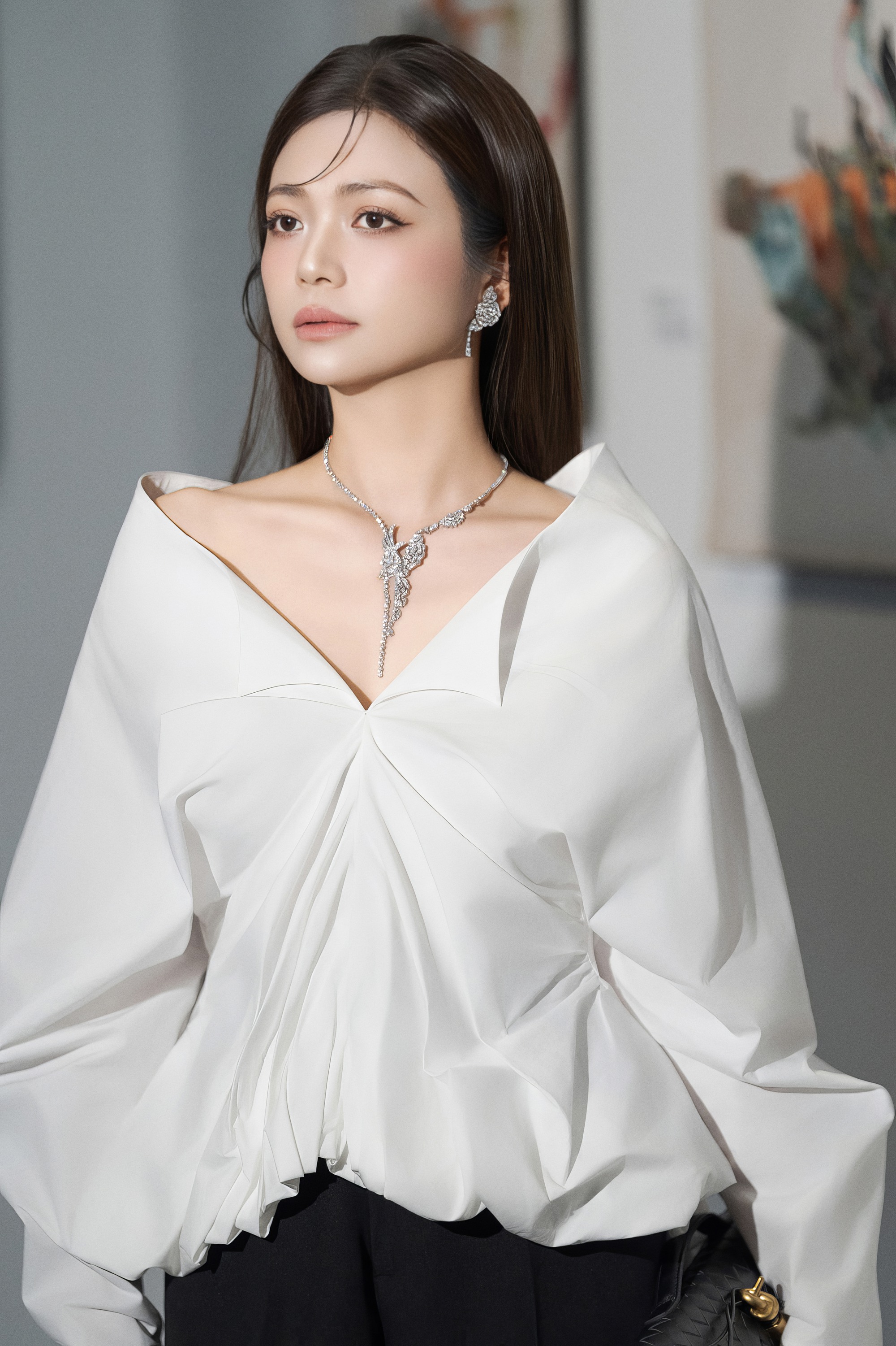 Kiều Anh và những thước lụa kể câu chuyện của một người phụ nữ đủ 