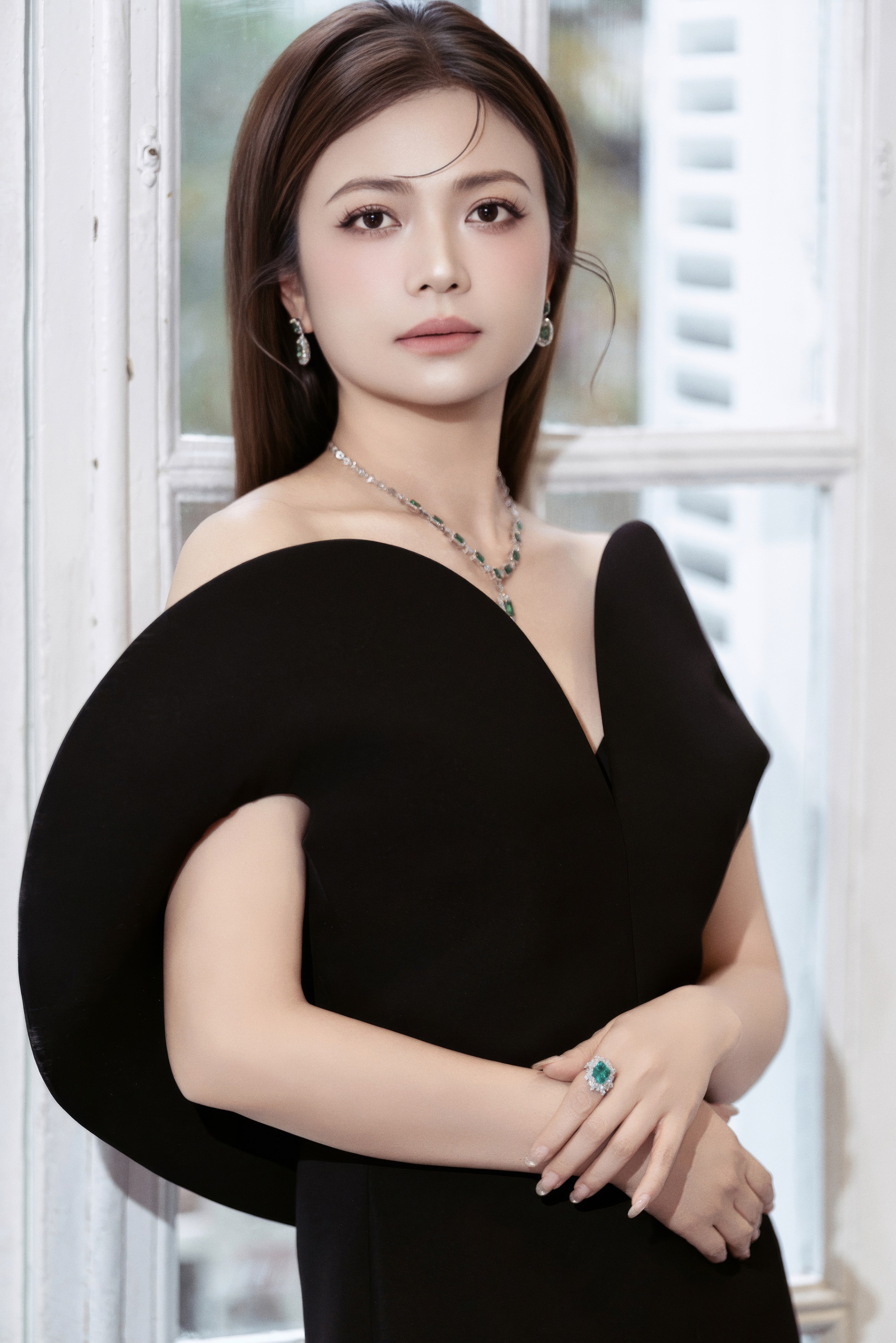 Kiều Anh và những thước lụa kể câu chuyện của một người phụ nữ đủ 