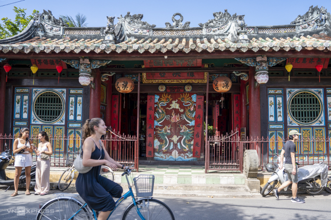 Phía trước Quan Công Miếu - Chùa Ông trên đường Trần Phú, phố cổ Hội An. Ảnh: Nguyễn Đông