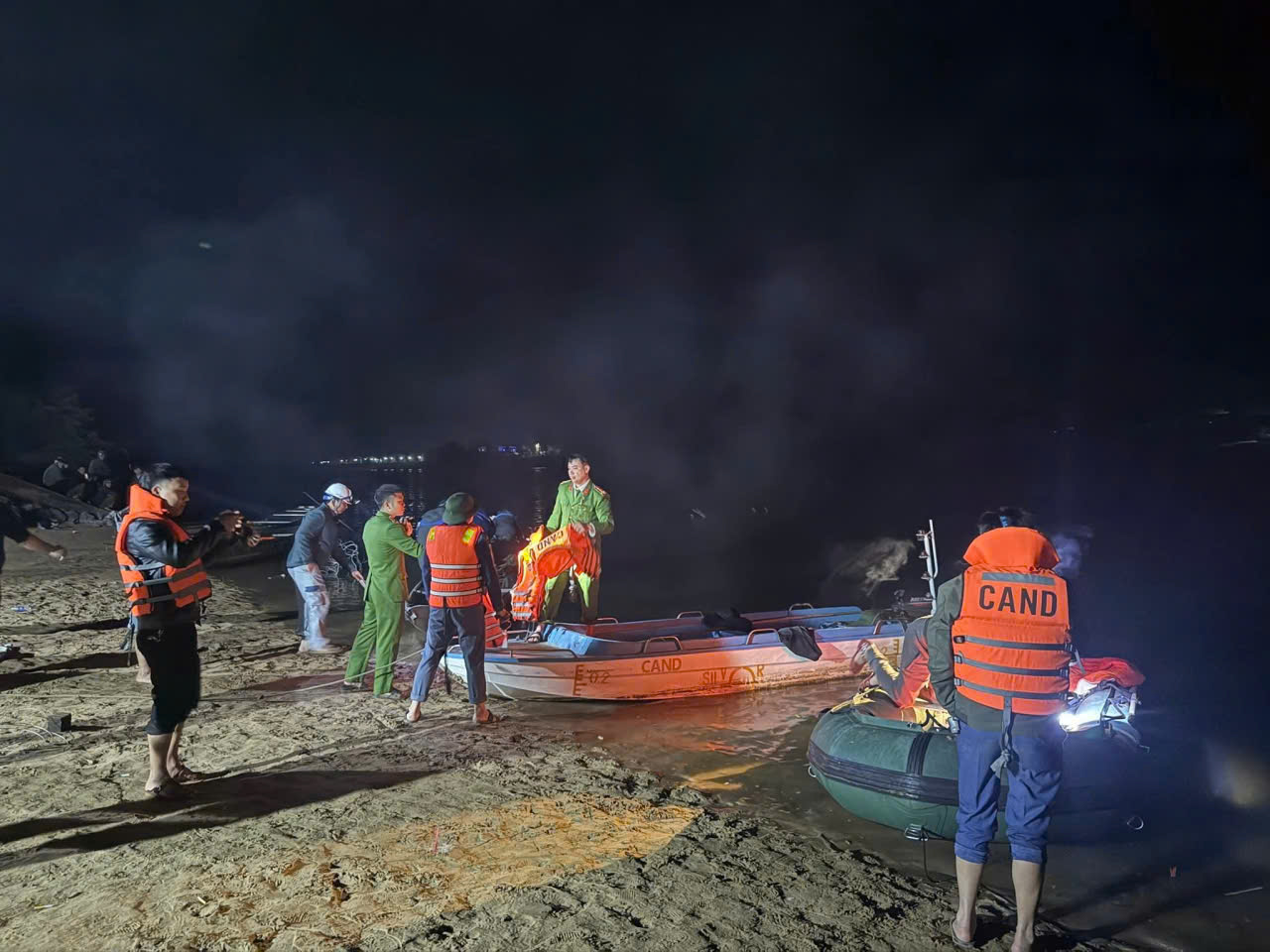 Hàng trăm người xuyên đêm tìm 2 nạn nhân mất tích vụ chìm thuyền trên sông Gianh- Ảnh 3. Hàng trăm người xuyên đêm tìm 2 nạn nhân mất tích vụ chìm thuyền trên sông Gianh- Ảnh 3.