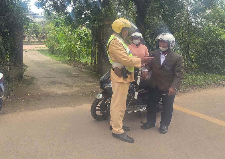 CSGT Huế tăng cường xử lý vi phạm nồng độ cồn trên đường liên thôn 2026 - Ảnh 2. CSGT Huế tăng cường xử lý vi phạm nồng độ cồn trên đường liên thôn 2026 - Ảnh 2.