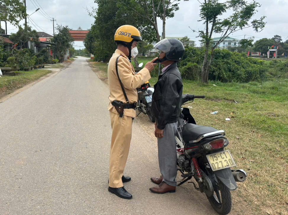 CSGT Huế tăng cường xử lý vi phạm nồng độ cồn trên đường liên thôn 2026 - Ảnh 3. CSGT Huế tăng cường xử lý vi phạm nồng độ cồn trên đường liên thôn 2026 - Ảnh 3.