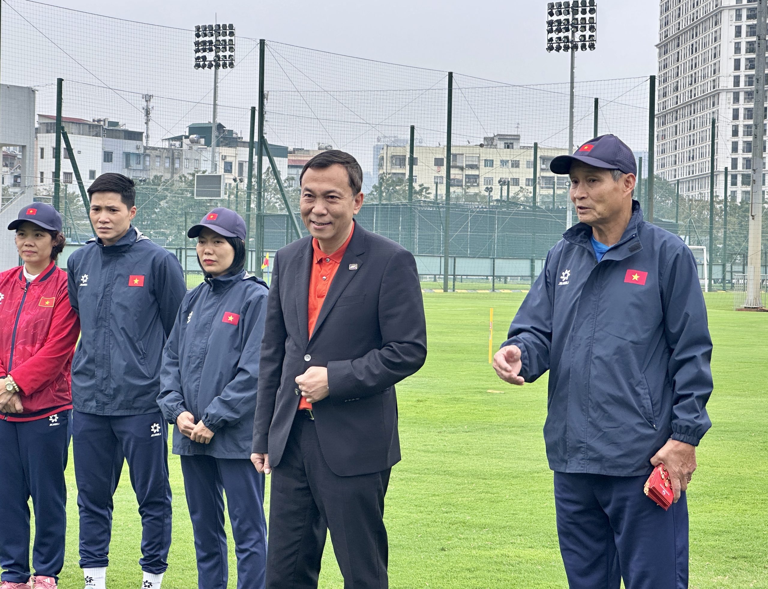 'Tướng' Mai Đức Chung: 77 tuổi, vẫn gác tết ra trận cùng đội tuyển nữ Việt Nam- Ảnh 2.