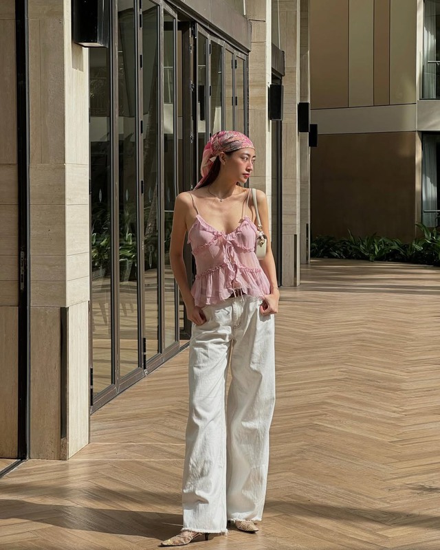 Điểm xuyết vào những chuyến du lịch đầu năm với khăn lụa họa tiết hoa- Ảnh 2.