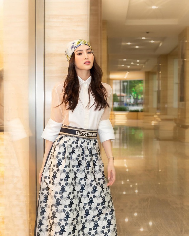 Điểm xuyết vào những chuyến du lịch đầu năm với khăn lụa họa tiết hoa- Ảnh 4.