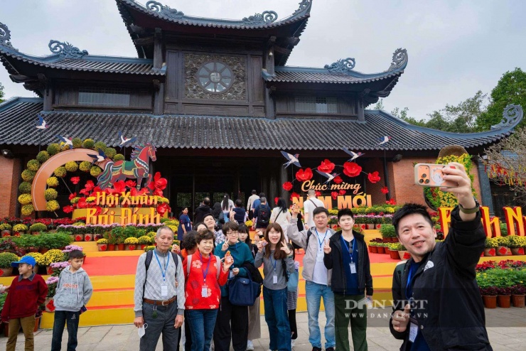 Du lịch Ninh Bình thắng lớn đầu năm 2026, đón hơn 1,3 triệu lượt khách 7 Du khách được hướng dẫn viên chùa Bái Đính chỉ dẫn tận tình.