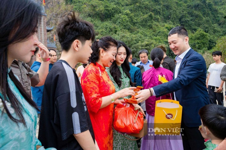 Du lịch Ninh Bình thắng lớn đầu năm 2026, đón hơn 1,3 triệu lượt khách 8 Ông Bùi Văn Mạnh - Giám đốc Sở Du lịch Ninh Bình lì xì cho du khách "xông đất" đầu năm.