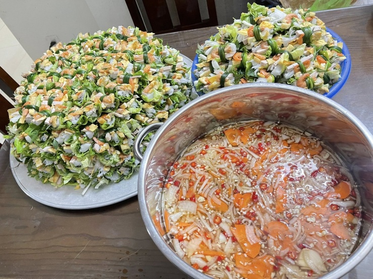 Đặc sản giải ngán trong mâm cỗ Tết ở Hải Phòng, ăn 1 được 10 5 Trứng, đậu được chiên, rán bằng dầu nhưng thực khách ăn nhiều cũng không thấy ngán vì đã có rau, bún, hành giúp trung hòa vị. Ảnh: Hoa Tây