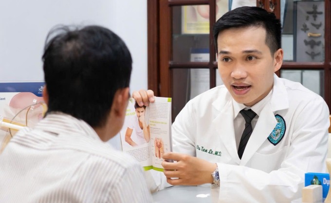 Những tai nạn khó nói khiến nhiều quý ông mất Tết 1 Bác sĩ Tân thăm khám bệnh nhân. Ảnh: Tân Lê