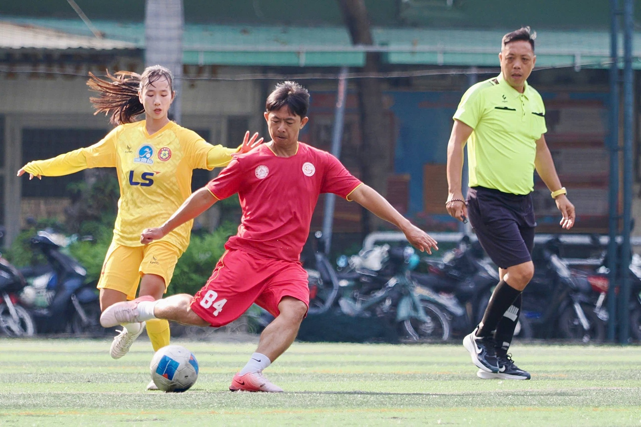 Nghĩa tình sân cỏ: Khi bóng đá phong trào TP HCM lan tỏa yêu thương - Ảnh 3.