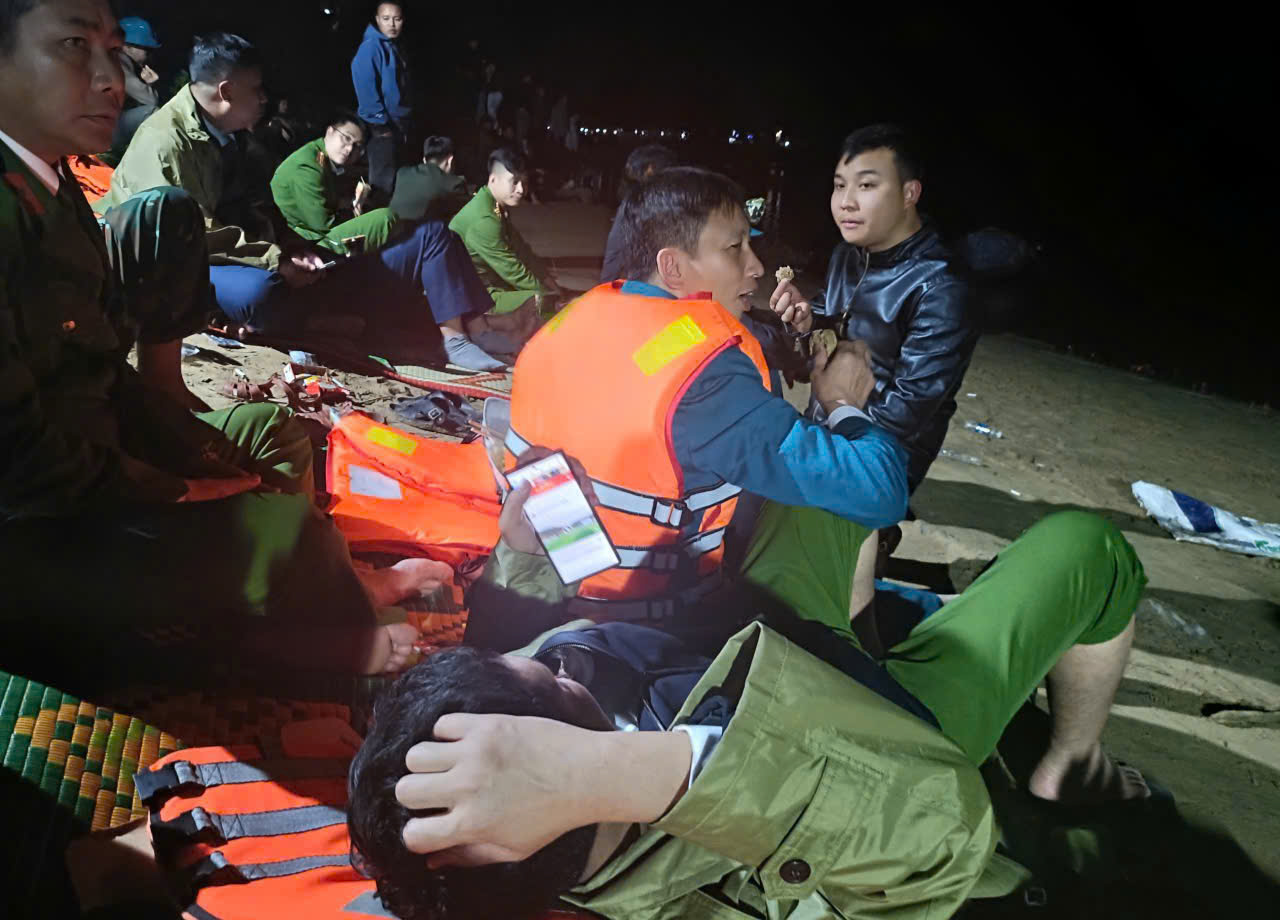 Nhói lòng phút nghỉ ngơi của những người 'bỏ Tết' tìm người mất tích sau vụ lật đò 2 lật đò - Ảnh 2.