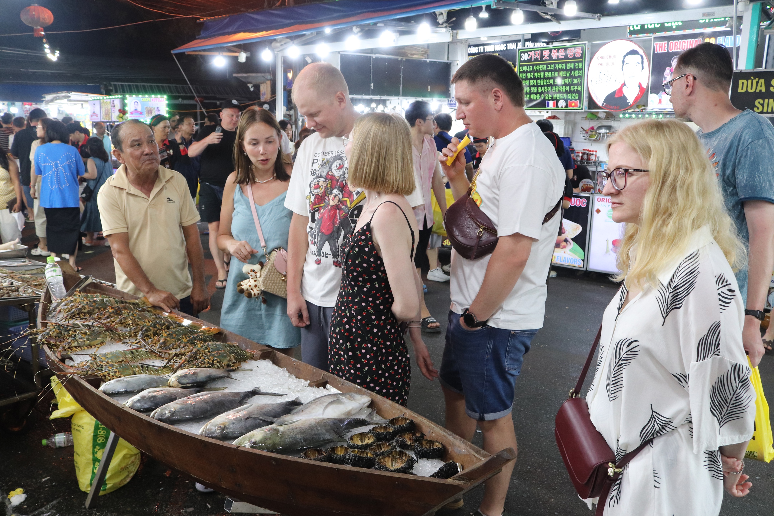 Tết Bính Ngọ 2026: Chợ đêm Phú Quốc náo nhiệt, thu  hút du khách đông 'khủng'- Ảnh 2.