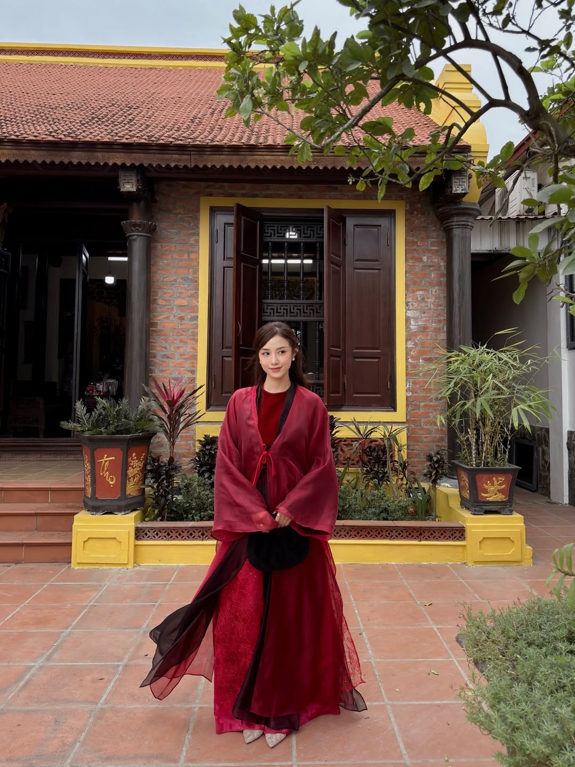 3 mỹ nhân Việt cùng diện một bộ áo tứ thân, ai nổi bật hơn? - 5