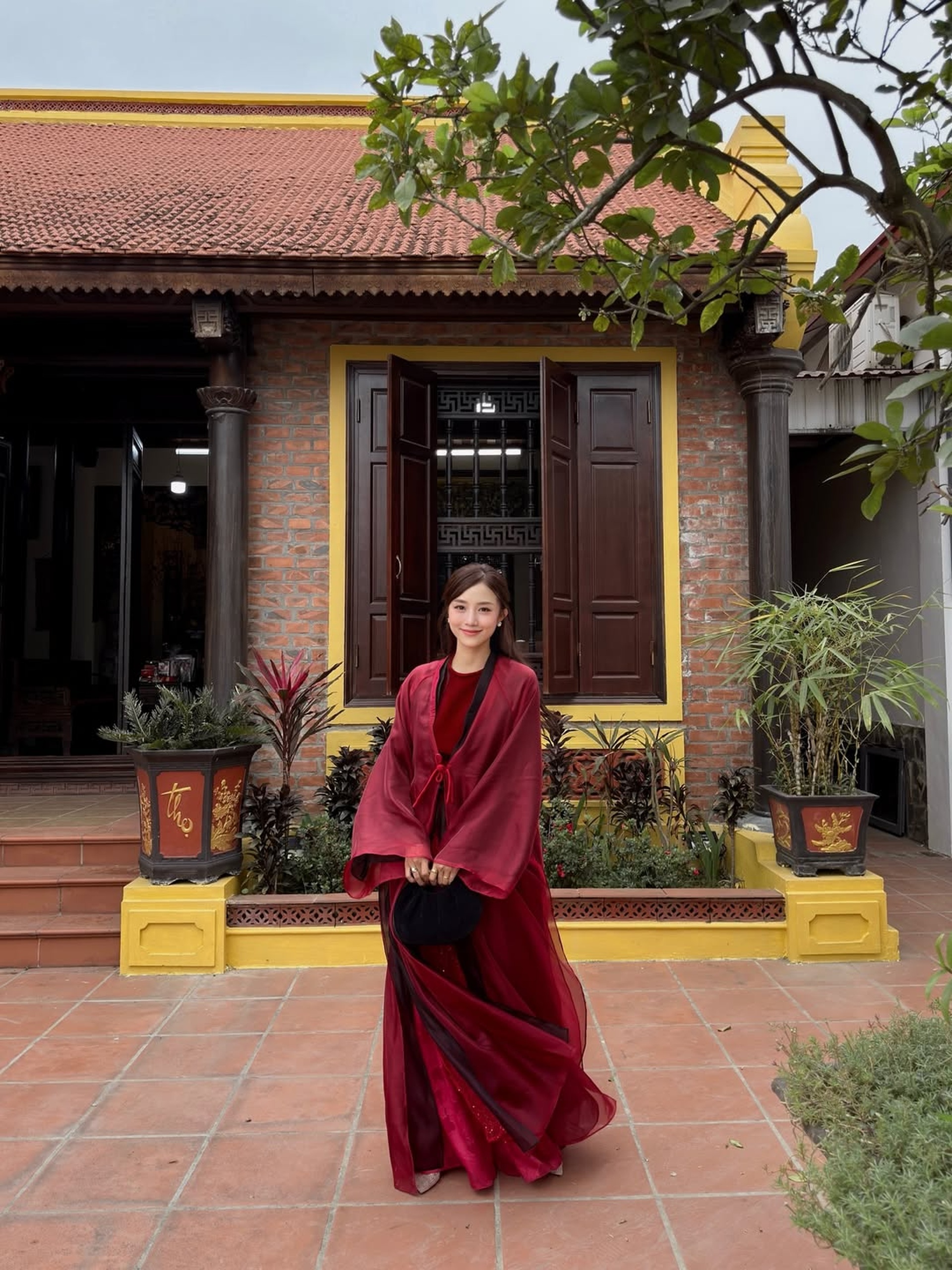 3 mỹ nhân Việt cùng diện một bộ áo tứ thân, ai nổi bật hơn? - 6