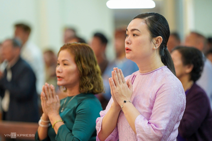 Các tín hữu cầu nguyện trong Lễ Tro. Ảnh: Nguyễn Đông