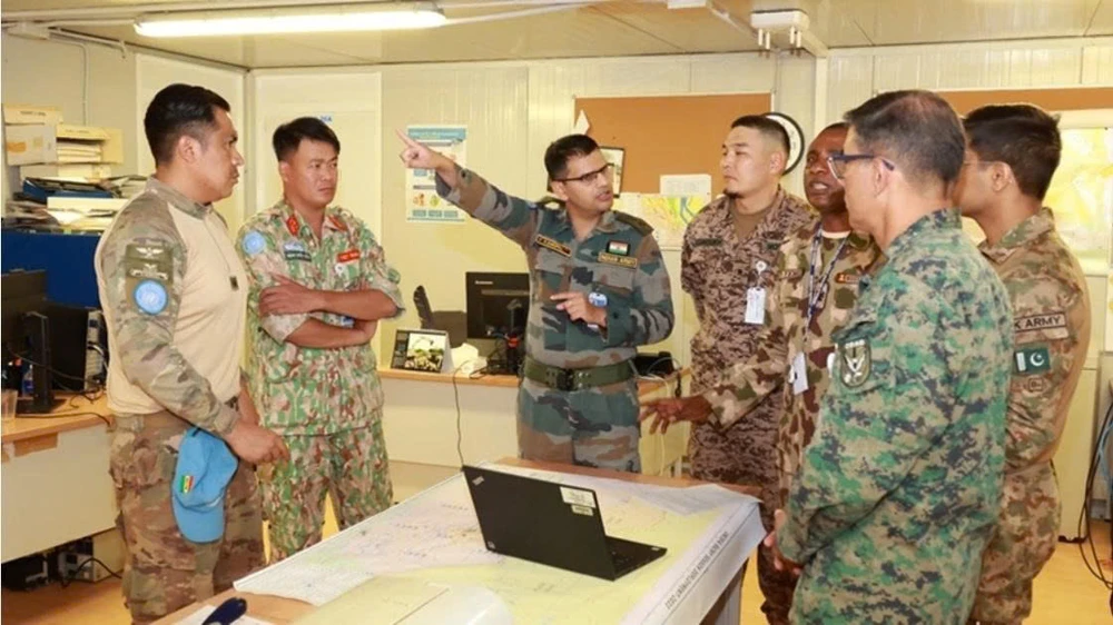 Trung tá Đặng Quốc Tuấn (thứ hai từ trái sang) trao đổi về tình hình an ninh với các đồng nghiệp quốc tế. Ảnh: QUANG KHẢI a4d874db8d0a02545b1b.jpg