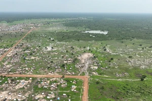 Bộ đội Việt Nam đào rãnh thoát nước giúp người dân châu Phi chống ngập 
