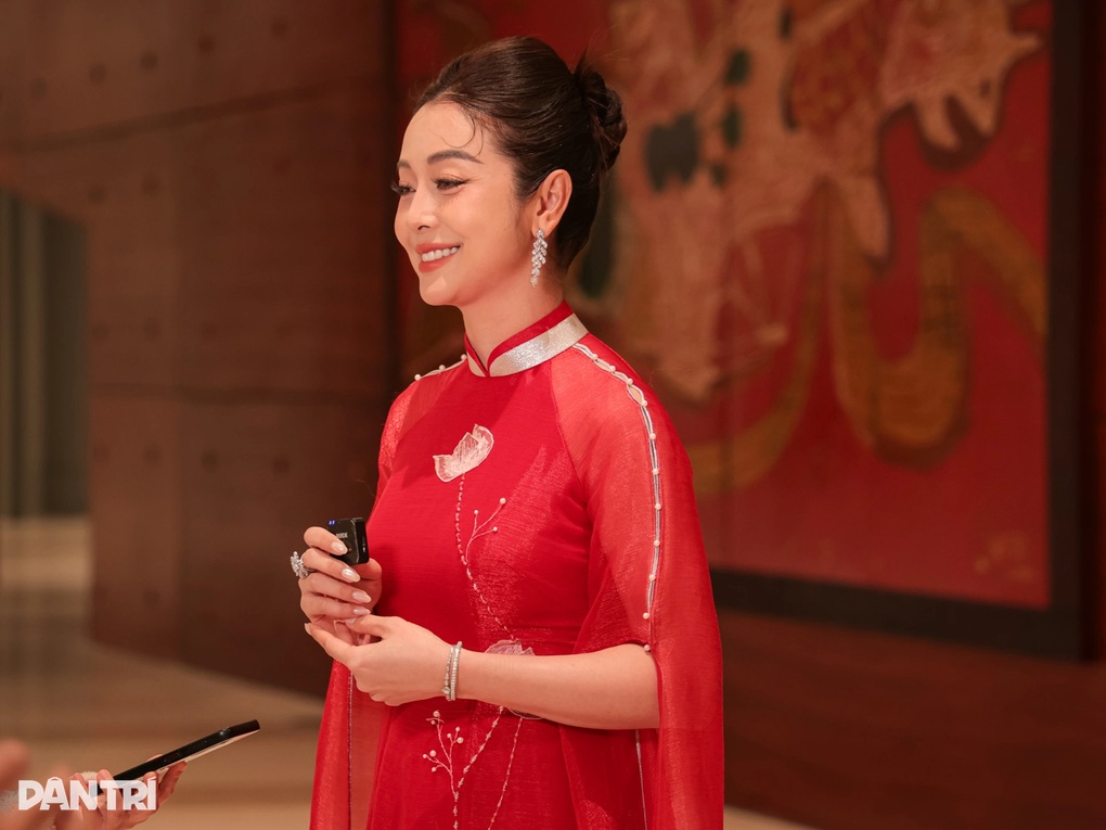 Hoa hậu Jennifer Phạm tuổi 41: Điều tôi kính nể ở chồng là sự khiêm tốn - 2