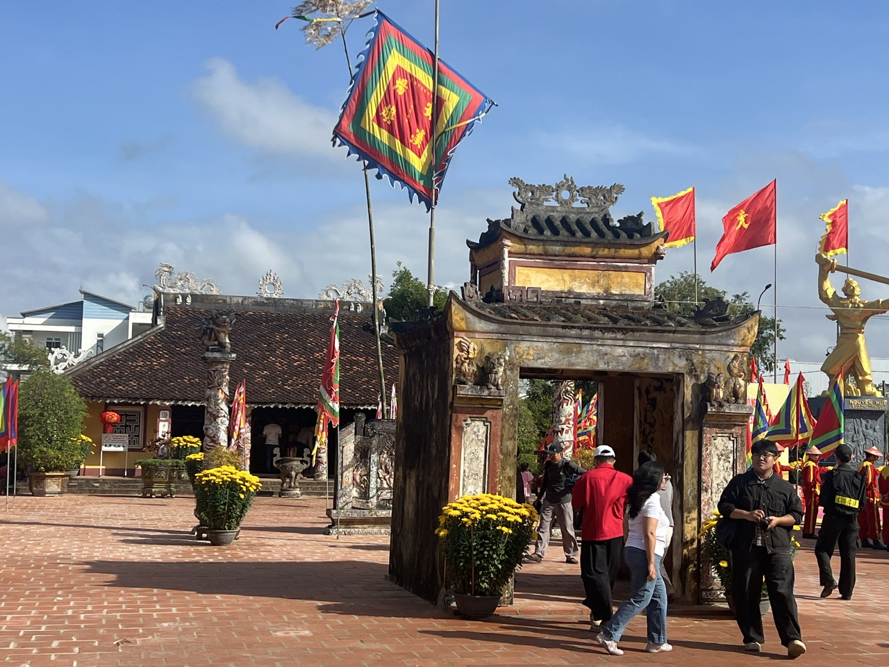 Lễ hội Đống Đa lan tỏa hào khí Tây Sơn- Ảnh 4. Lễ hội Đống Đa lan tỏa hào khí Tây Sơn- Ảnh 4.