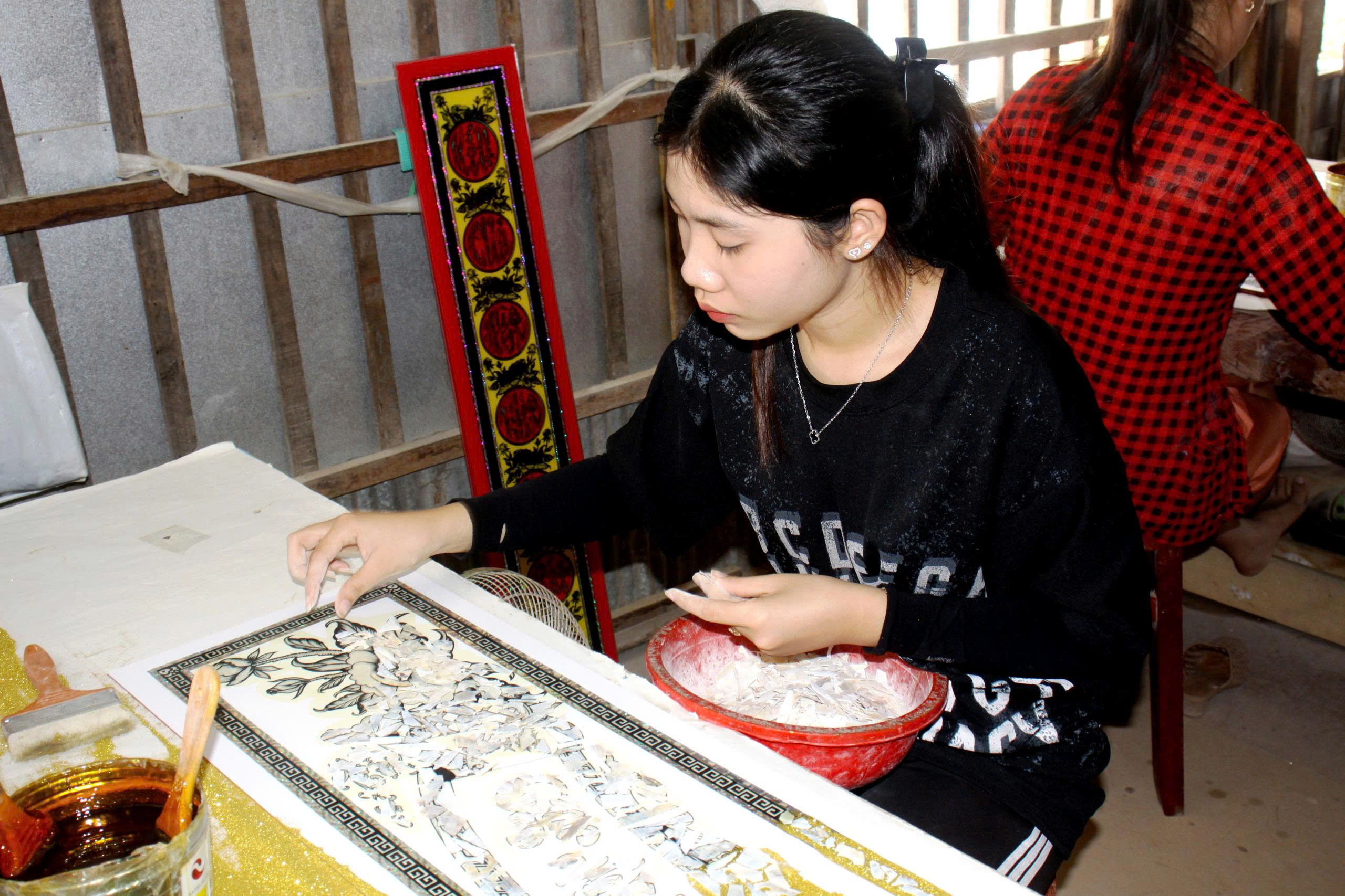 Giữ hồn tranh kiếng Bà Vệ giữa nhịp sống hiện đại - Ảnh 2.