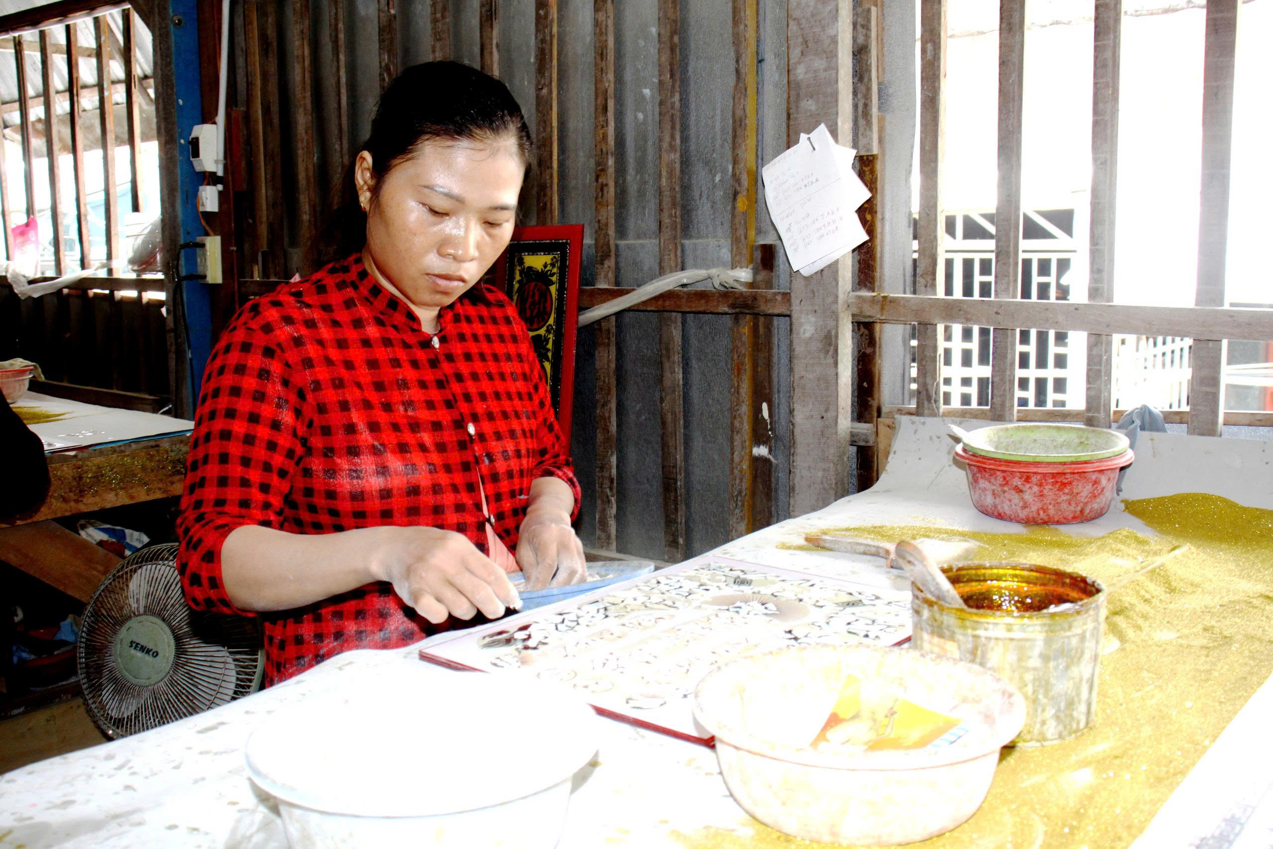 Giữ hồn tranh kiếng Bà Vệ giữa nhịp sống hiện đại - Ảnh 3.