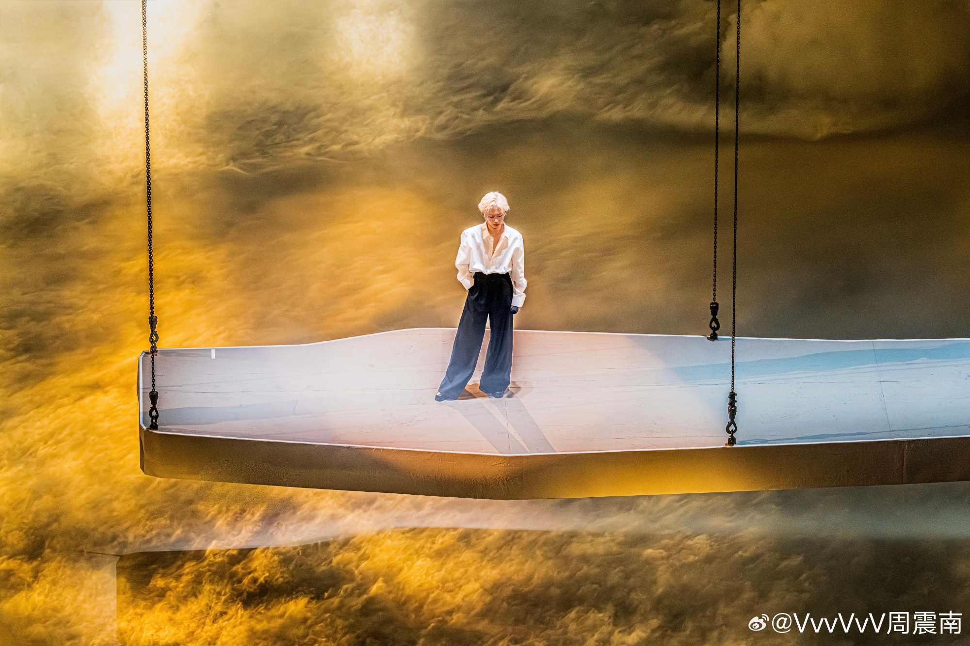 Concert không sân khấu đầu tiên của showbiz: 