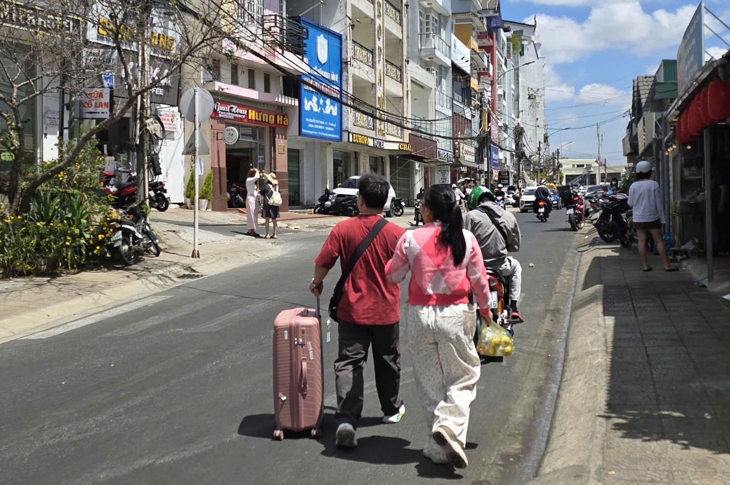 Khách du xuân nườm nượp tại Đà Lạt , phòng nghỉ cháy dịp Tết Bính Ngọ 2026 - Ảnh 3. Khách du xuân nườm nượp tại Đà Lạt , phòng nghỉ cháy dịp Tết Bính Ngọ 2026 - Ảnh 3.