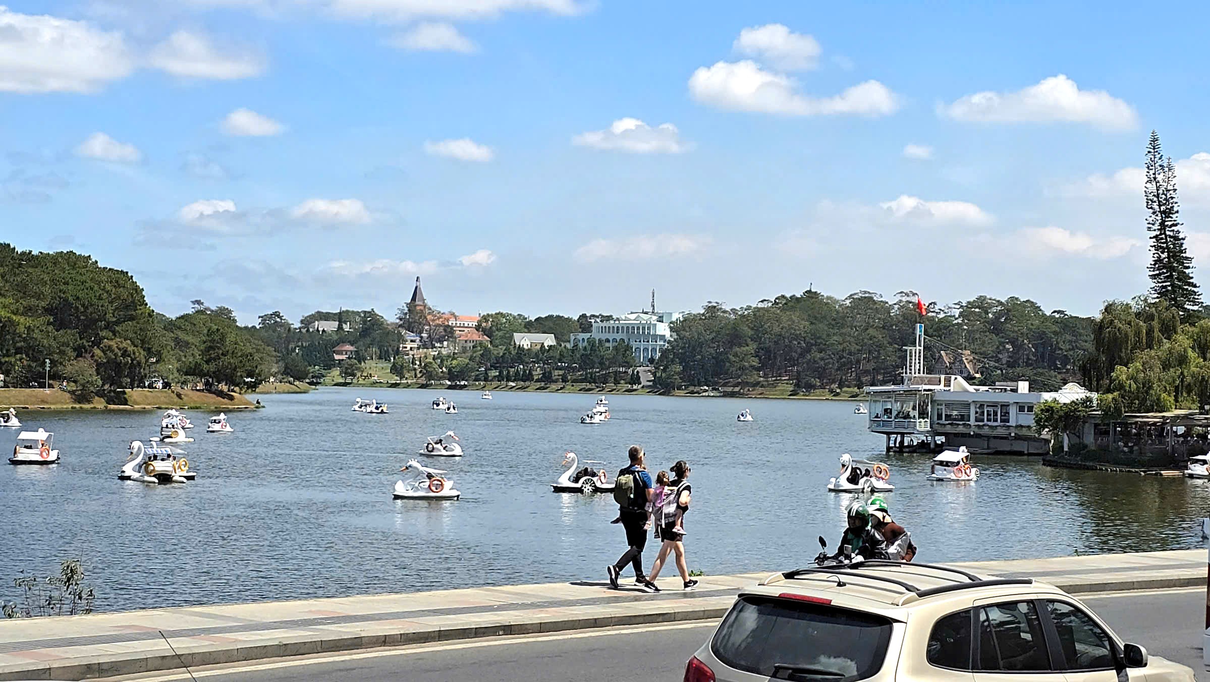 Khách du xuân nườm nượp tại Đà Lạt , phòng nghỉ cháy dịp Tết Bính Ngọ 2026 - Ảnh 6. Khách du xuân nườm nượp tại Đà Lạt , phòng nghỉ cháy dịp Tết Bính Ngọ 2026 - Ảnh 6.