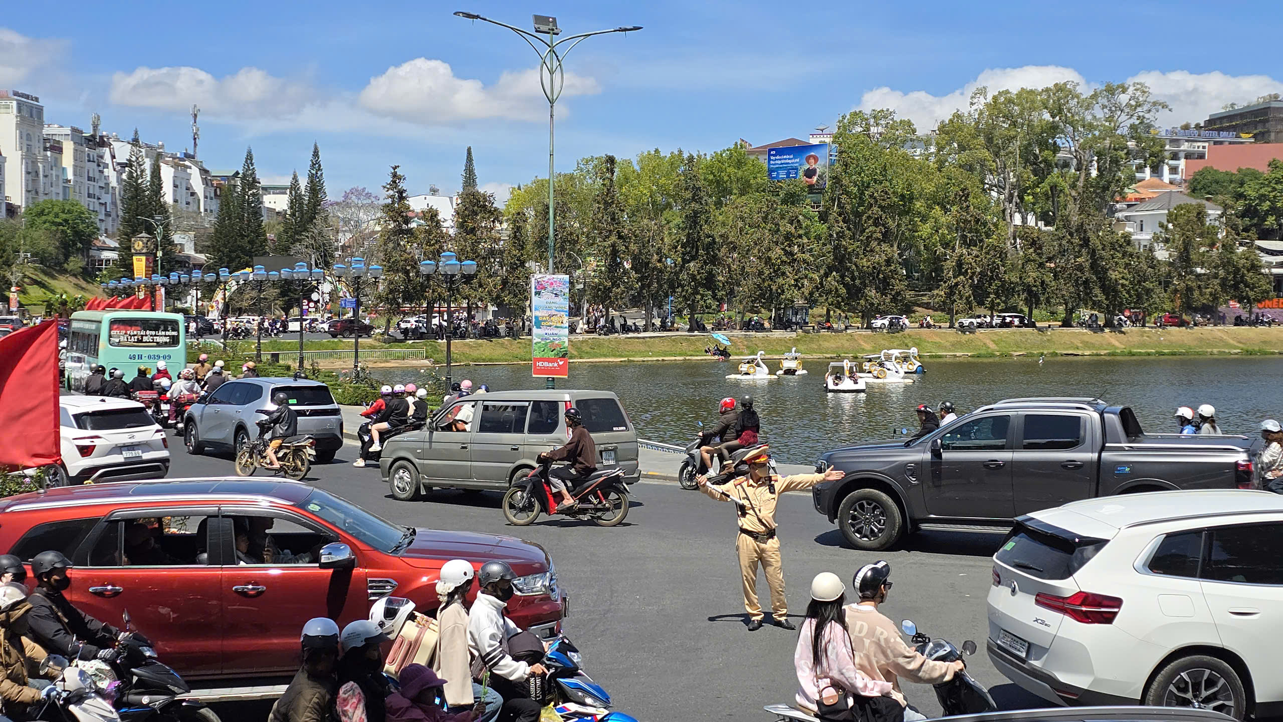 Khách du xuân nườm nượp tại Đà Lạt , phòng nghỉ cháy dịp Tết Bính Ngọ 2026 - Ảnh 8. Khách du xuân nườm nượp tại Đà Lạt , phòng nghỉ cháy dịp Tết Bính Ngọ 2026 - Ảnh 8.