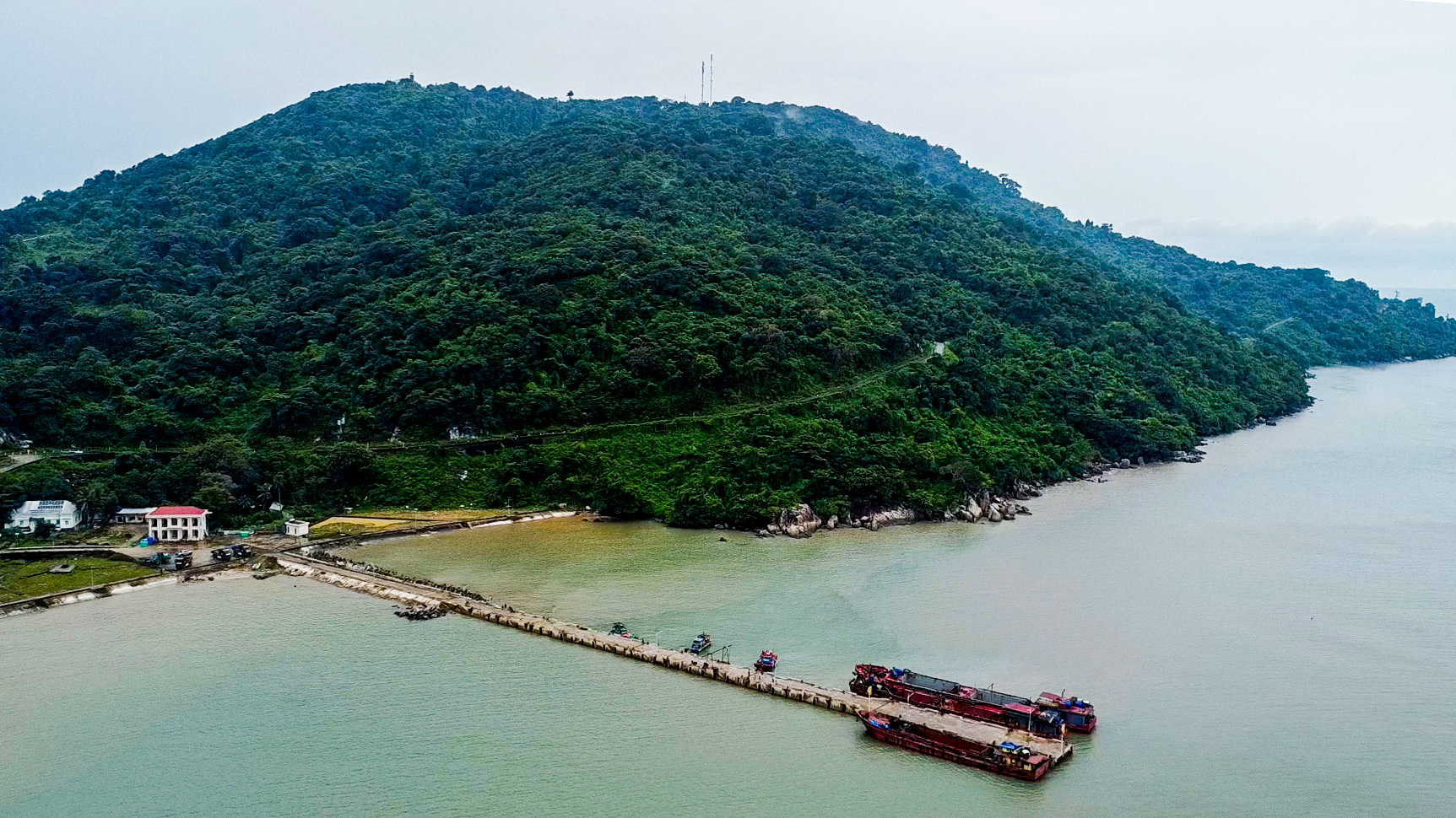 Phủ xanh đảo tiền tiêu giữa trùng khơi gió mặn 2 Phủ xanh đảo tiền tiêu giữa trùng khơi gió mặn - Ảnh 2.