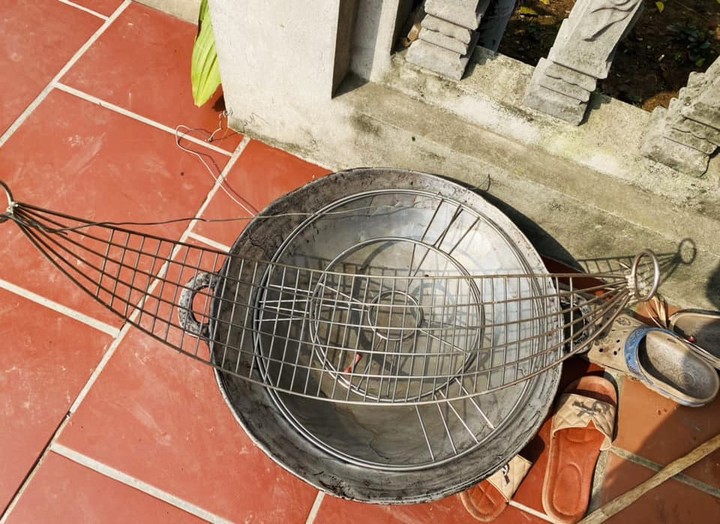 Về Hưng Yên tận thấy cỗ khao lão với cá chép nằm võng chế biến suốt 10 tiếng 3 Dụng cụ làm món cá chép nằm võng không thể thiếu chiếc "võng" làm bằng chất liệu inox và chảo sâu lòng để đựng dầu hoặc mỡ lợn.