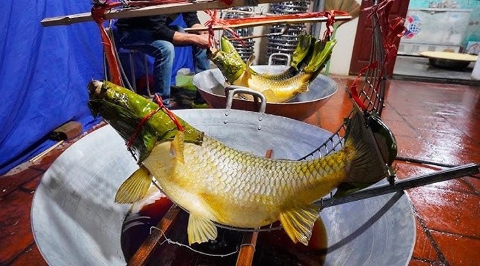 Về Hưng Yên tận thấy cỗ khao lão với cá chép nằm võng chế biến suốt 10 tiếng 6 Cá rán phải đảm bảo có màu vàng óng như màu vàng của lúa sắp chín, vẩy cá đều tăm tắp không cong vênh, mắt cá mở to trông sống động, vây, đuôi xoè rộng như sắp vượt vũ môn. Cá chín xong còn phải chờ gần tiếng đồng hồ cho cá nguội để khi gỡ khỏi khung phần da cá mới còn nguyên vẹn. Thời gian để hoàn thành món cá chép nằm võng thường phải mất khoảng 10 tiếng đồng hồ, được chế biến từ chiều cho đến đêm ngày 2 mùng Tết.