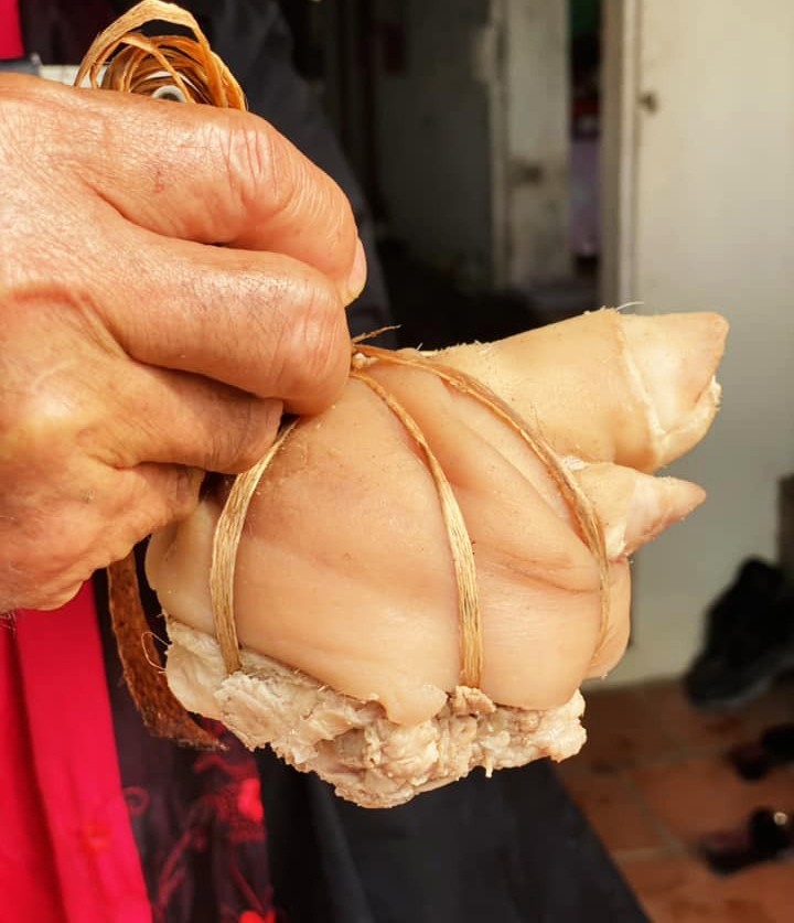 Về Hưng Yên tận thấy cỗ khao lão với cá chép nằm võng chế biến suốt 10 tiếng 8 Trong cỗ khao lão tại làng Diệc còn có món chân giò giả ba ba hay mọc hấp trông giống mai con rùa với hàm ý được sống trường thọ.