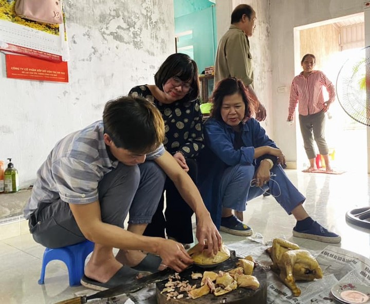 Về Hưng Yên tận thấy cỗ khao lão với cá chép nằm võng chế biến suốt 10 tiếng 9 Đĩa gà luộc trong cỗ khao lão cũng được xếp rất công phu. Gà luộc xong để nguội sau đó rút xương, những phần thịt trắng lọc riêng cho xuống dưới, phía trên bày những miếng thịt có da, căn chỉnh xếp sao cho các miếng khít chặt vào nhau.