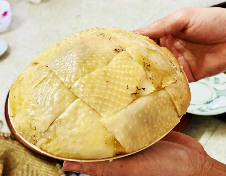 Về Hưng Yên tận thấy cỗ khao lão với cá chép nằm võng chế biến suốt 10 tiếng 10 Một trong những yếu tố quyết định chất lượng của nghề mộc là “mộng và lỗ mộng” phải đóng sao cho ôm khít lấy nhau. Việc xếp đĩa thịt gà khít chặt cũng nhằm mong muốn răn dạy con cháu phải chú trọng vào việc giữ chất lượng nghề truyền thống của làng.