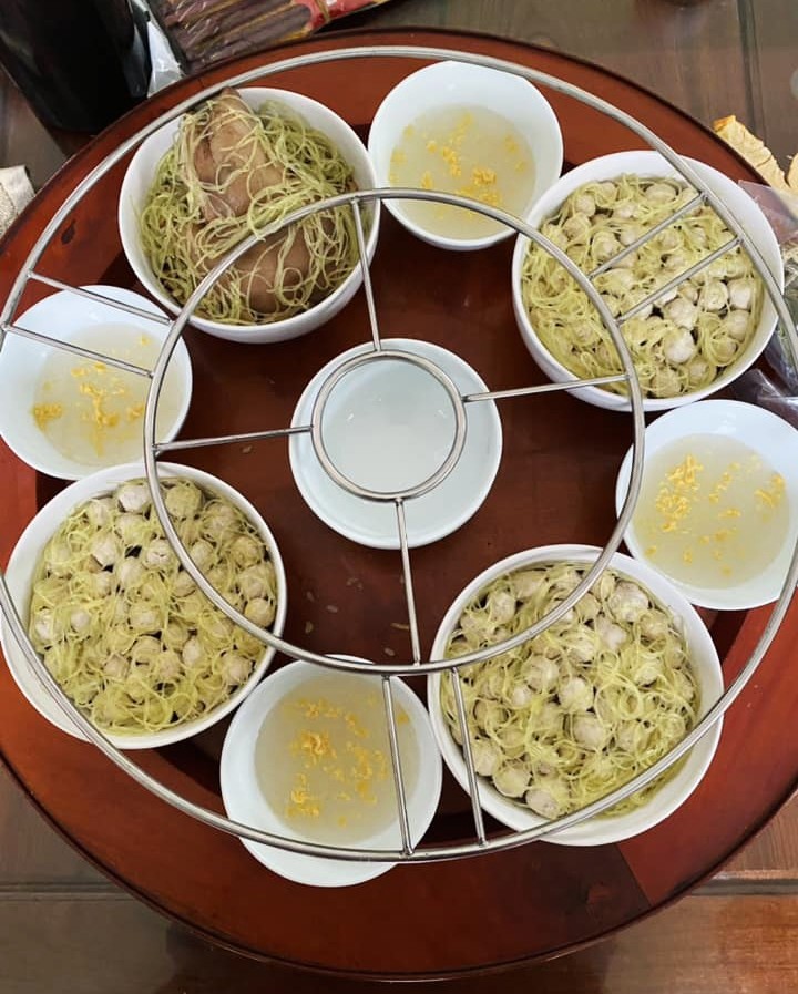 Về Hưng Yên tận thấy cỗ khao lão với cá chép nằm võng chế biến suốt 10 tiếng 11 Mâm cỗ lên lão nhất định phải là cỗ 2 tầng với 8 món và 14 đĩa. Trong đó, mâm tầng 1 thường có một đĩa nem thính, hai bát mộc nấu, 4 bát chè đỗ.