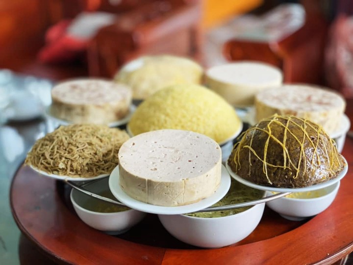 Về Hưng Yên tận thấy cỗ khao lão với cá chép nằm võng chế biến suốt 10 tiếng 12 Tầng cỗ thứ 2 sẽ gồm 4 đĩa giò lạc, giò hoa cắt dầy 5 phân, bổ 4 và đĩa mọc hấp hình mai rùa.