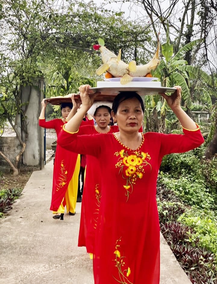 Về Hưng Yên tận thấy cỗ khao lão với cá chép nằm võng chế biến suốt 10 tiếng 13 Cỗ sau khi hoàn thành sẽ được đội ra miếu của làng để dâng cúng.