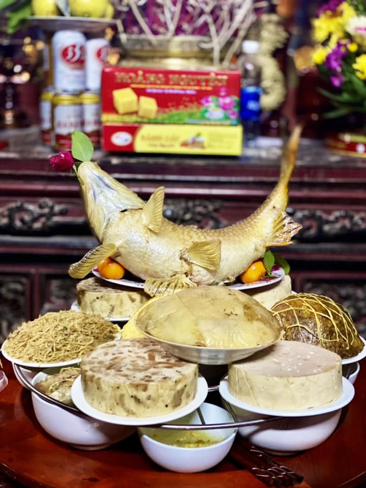 Về Hưng Yên tận thấy cỗ khao lão với cá chép nằm võng chế biến suốt 10 tiếng 14 Mâm cỗ khao lão làng Diệc mang theo ước vọng chúc người lên lão sống trường thọ, bách niên giai lão. Người lên lão có bố đẻ cao tuổi nhất trong làng sẽ được đặt ở vị trí trung tâm để lễ thánh. Điểm hấp dẫn và độc đáo đó chính là cách chế biến, trình bày các món ăn trong mâm lễ khao lão từ đôi bàn tay khéo léo của những người thợ làng Diệc - vốn nức tiếng với nghề mộc truyền thống đã đi vào thơ ca xưa với câu "làm đình Cao Đà, làm nhà mộc Diệc”.