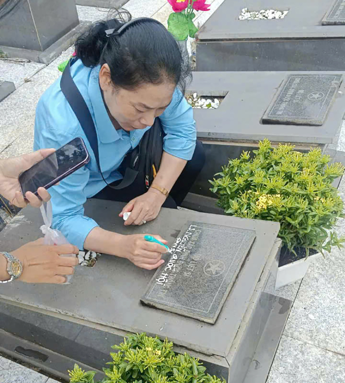 Người thân khắc tên liệt sĩ Nguyễn Quốc Hội sau khi xác định nhờ ADN. Ảnh: Gia đình cung cấp