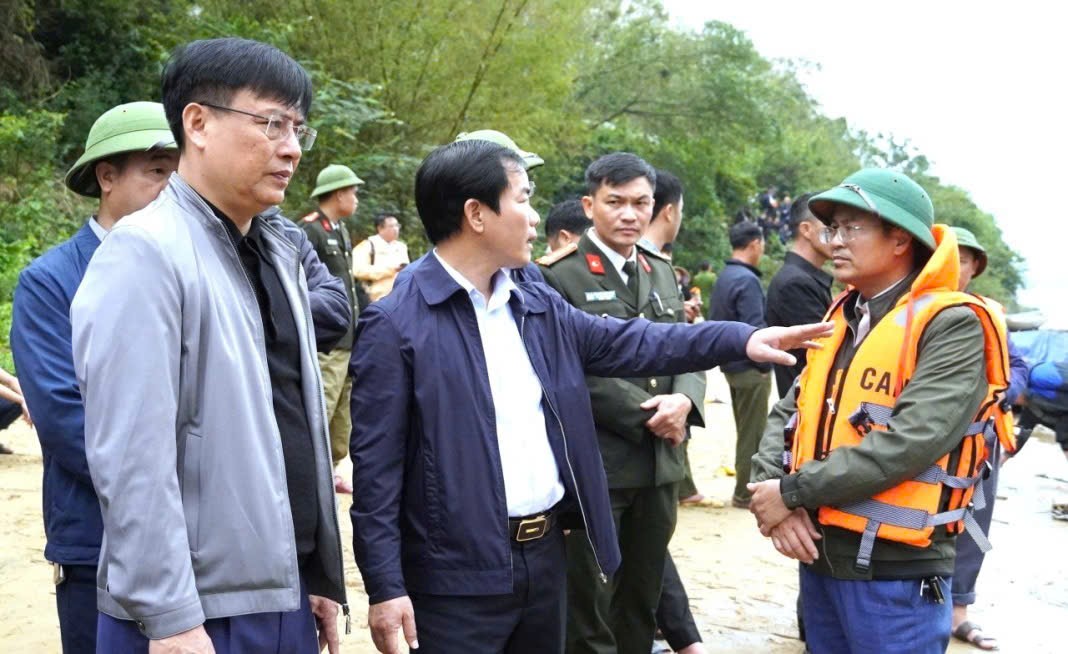 Vụ lật đò chở 7 người: Tìm thấy 2 ông cháu, sông Gianh phủ màu tang thương- Ảnh 4.