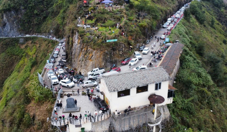 Tại đèo Mã Pì Lèng, dòng ôtô, xe máy nối đuôi nhau nhích dần qua từng khúc cua. Có thời điểm, phương tiện gần như đứng yên, du khách phải xuống xe đi bộ để ngắm cảnh trong lúc chờ đường thông. Ảnh: Mạnh tour.