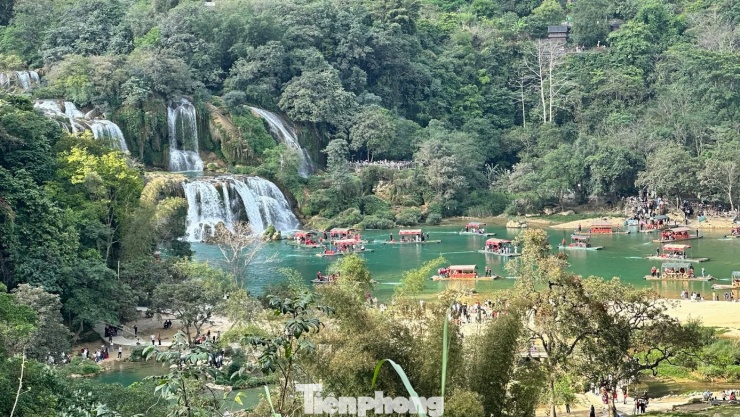 “Chúng tôi xếp hàng gần 2 tiếng để mua vé nhưng dòng người chỉ có thể nhúc nhích, phía trong đã quá đông. Trẻ con mệt, người lớn cũng đuối, cả nhà tôi quyết định bỏ cuộc,” chị Trang kể. Ảnh: Lộc Liên.