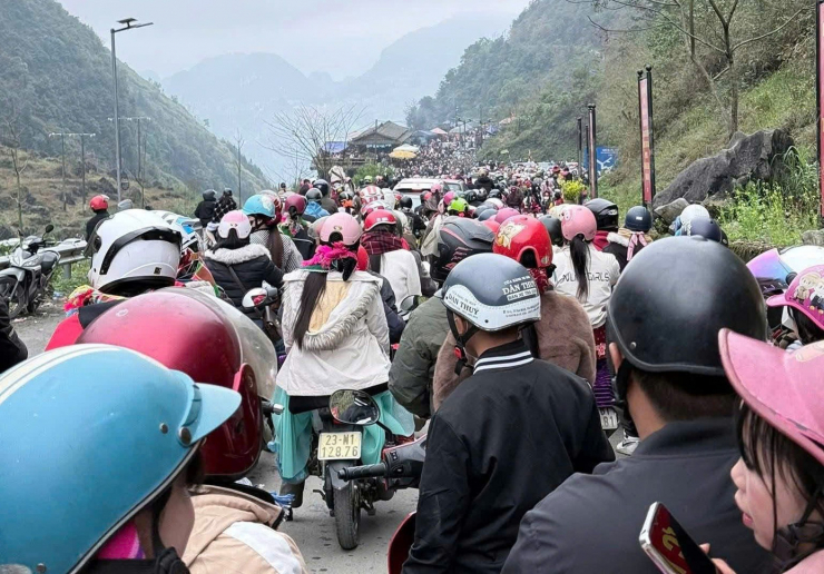 Theo các hướng dẫn viên du lịch, tình trạng tắc đường dịp đầu xuân ở Tuyên Quang, Cao Bằng và các tỉnh Tây Bắc không còn hiếm. Nguyên nhân lớn nhất là lượng khách đổ về cùng thời điểm để ngắm hoa đào, hoa mận nở rộ, tham quan các điểm nổi tiếng như cột cờ Lũng Cú, đèo Mã Pì Lèng, sông Nho Quế, phố cổ Đồng Văn hay thác Bản Giốc. Ảnh: MT.
