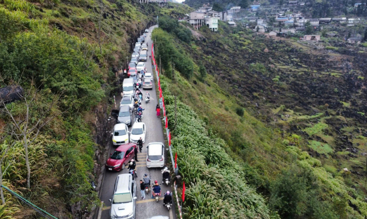 Địa hình cao nguyên đá với đèo dốc quanh co, mặt đường hẹp khiến khả năng “chịu tải” của hạ tầng giao thông có giới hạn. Ảnh: MT.