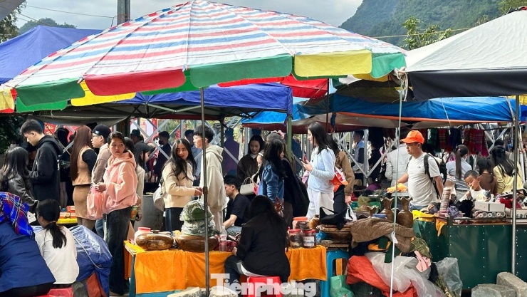 Một nguyên nhân khác là nhu cầu tập trung tại các điểm “nóng” vào cùng khung giờ. Du khách thường có xu hướng đến các điểm check-in nổi tiếng vào buổi sáng hoặc đầu giờ chiều, tạo ra những “đỉnh” lưu lượng trong thời gian ngắn. Khi hàng trăm xe cùng đổ về một bãi đỗ hoặc một cổng soát vé, ùn tắc gần như không tránh khỏi. Ảnh: Lộc Liên.