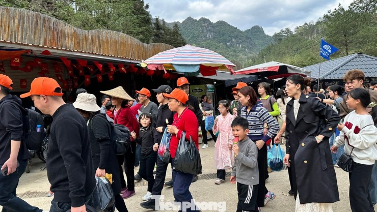Giới làm du lịch khuyến cáo, để tránh rơi vào cảnh “đi chơi mà như đi hành xác”, du khách nên cân nhắc thời điểm khởi hành, tránh giờ cao điểm, hoặc chọn những điểm tham quan ít nổi tiếng hơn nhưng vẫn có cảnh đẹp.